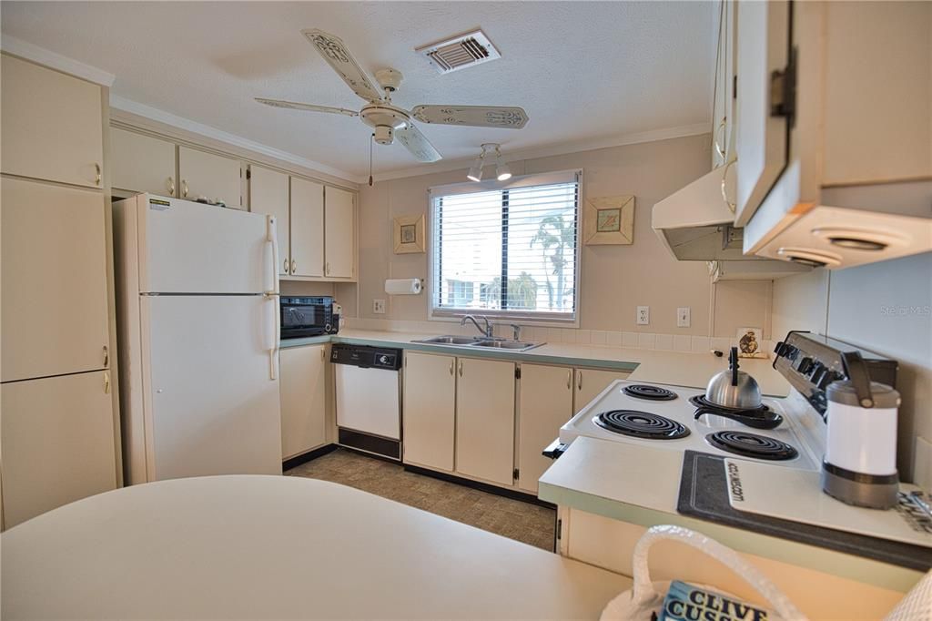 For Sale: $194,500 (2 beds, 2 baths, 863 Square Feet)