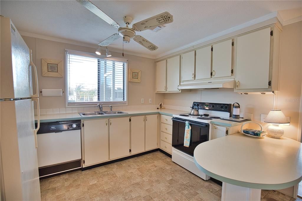 For Sale: $194,500 (2 beds, 2 baths, 863 Square Feet)