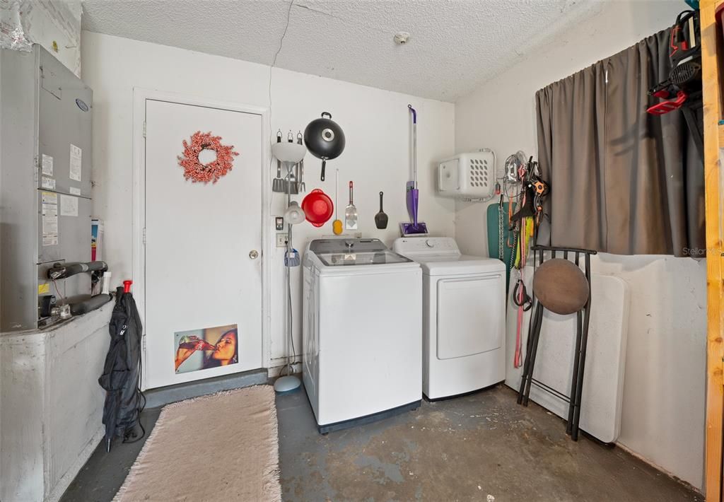 GARAGE/LAUNDRY