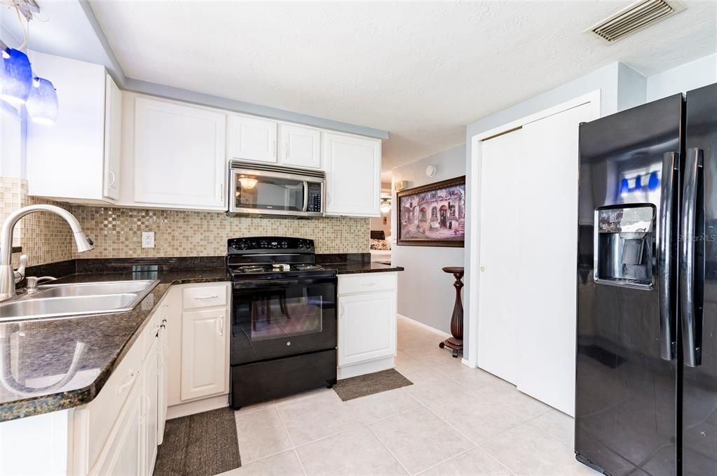 For Sale: $299,900 (2 beds, 1 baths, 816 Square Feet)