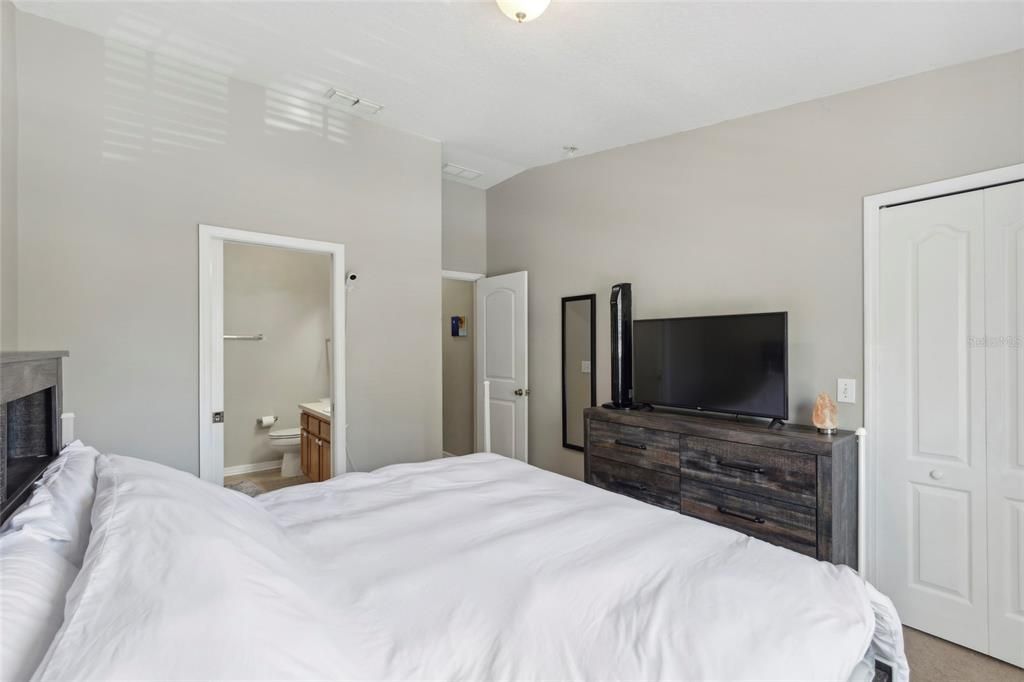 For Sale: $240,000 (2 beds, 2 baths, 1056 Square Feet)