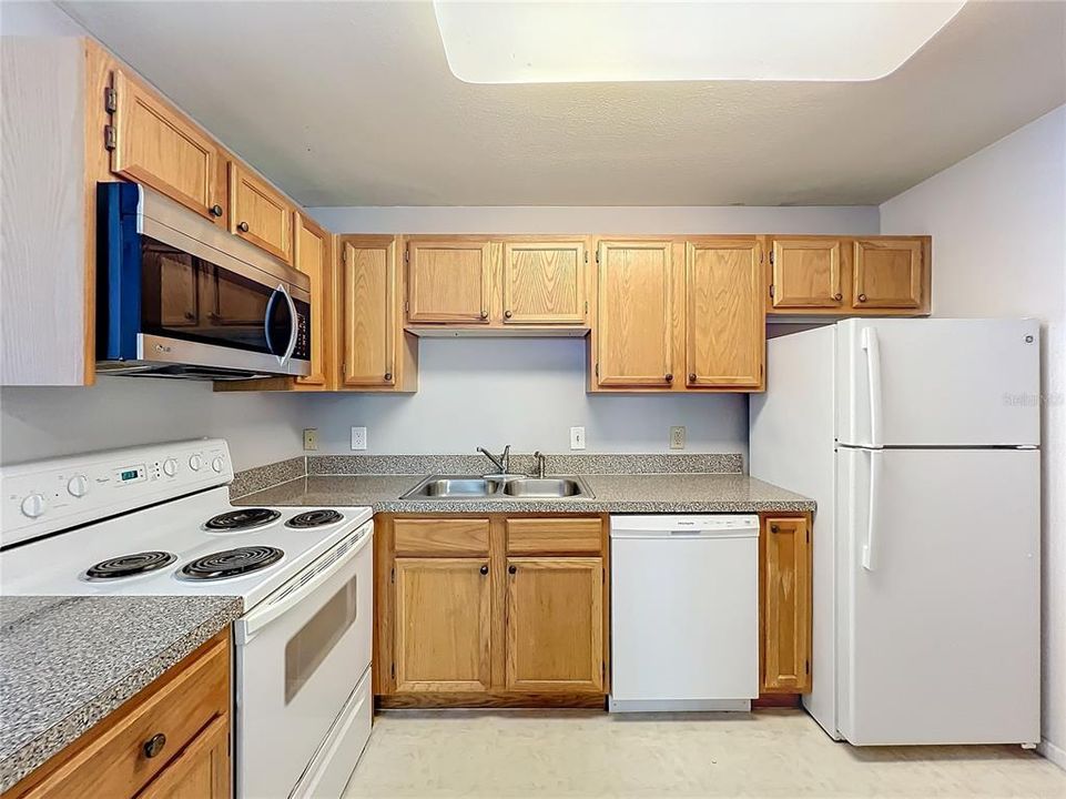 For Sale: $249,000 (1 beds, 1 baths, 751 Square Feet)