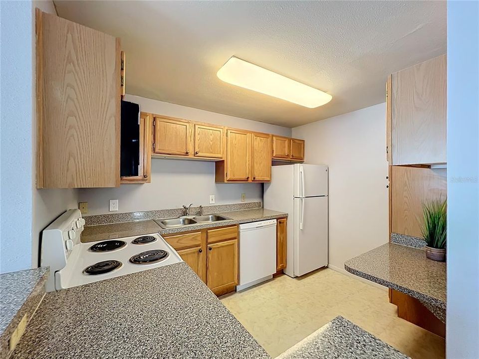 For Sale: $249,000 (1 beds, 1 baths, 751 Square Feet)