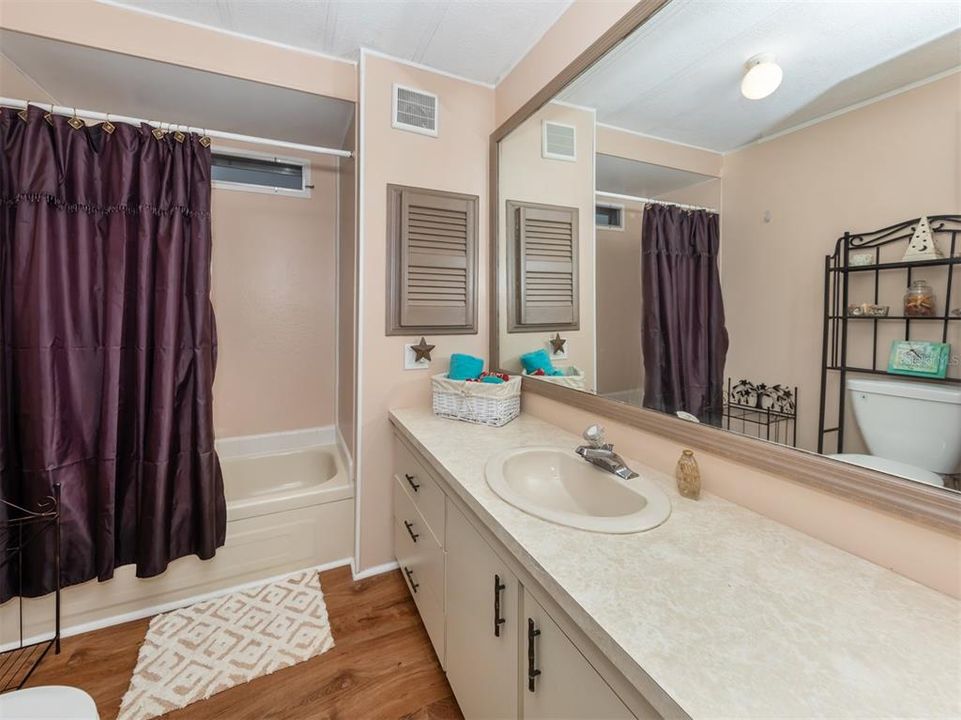 For Sale: $162,000 (2 beds, 2 baths, 959 Square Feet)