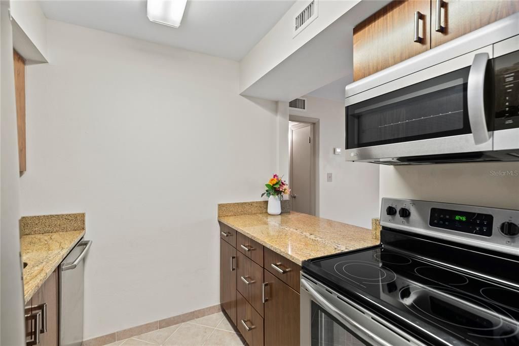 For Rent: $1,795 (2 beds, 1 baths, 808 Square Feet)