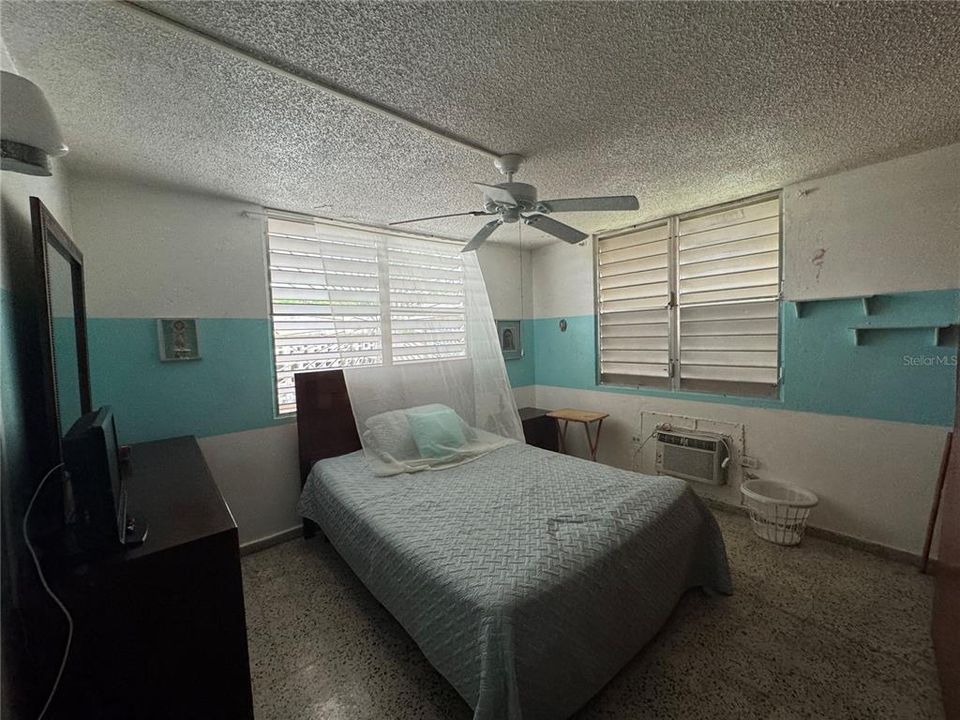 For Sale: $160,000 (4 beds, 2 baths, 377 Square Feet)