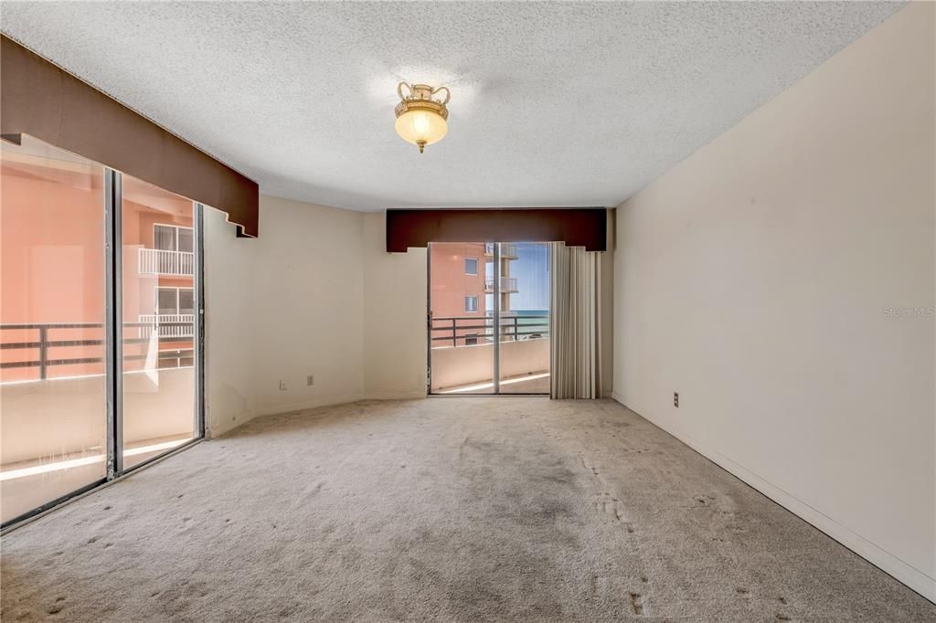 Active With Contract: $210,000 (1 beds, 1 baths, 1067 Square Feet)