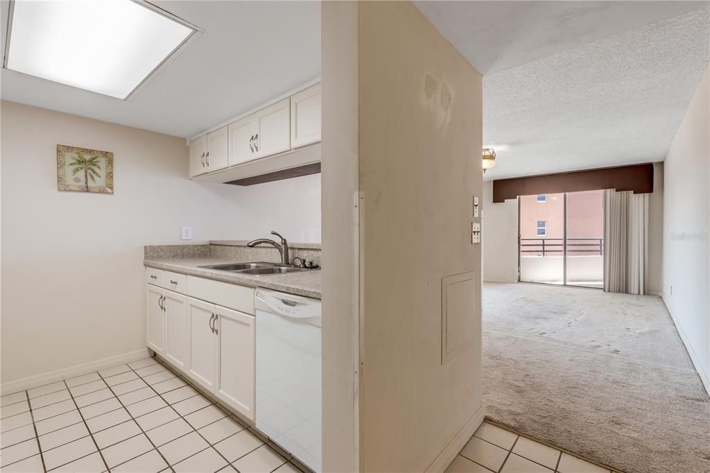 Active With Contract: $210,000 (1 beds, 1 baths, 1067 Square Feet)