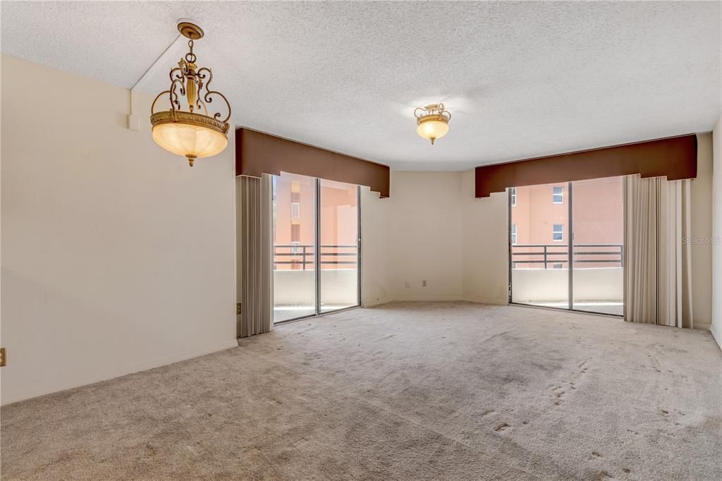 For Sale: $210,000 (1 beds, 1 baths, 1067 Square Feet)