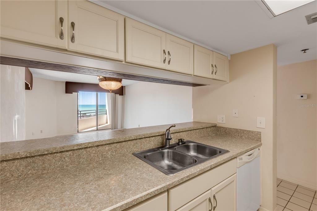 Active With Contract: $210,000 (1 beds, 1 baths, 1067 Square Feet)