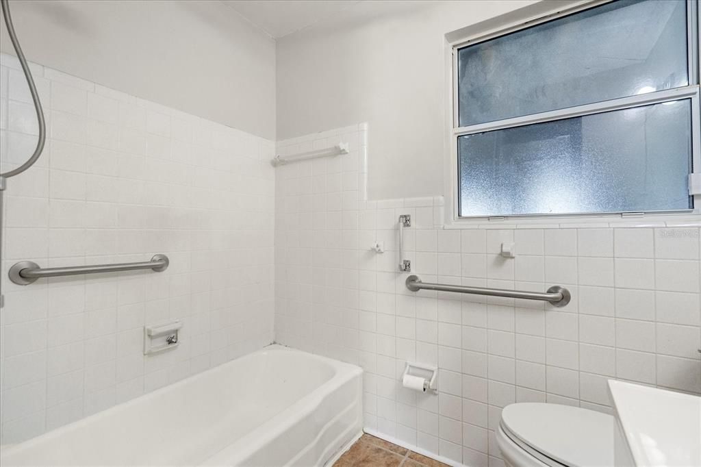 For Sale: $215,000 (3 beds, 1 baths, 984 Square Feet)