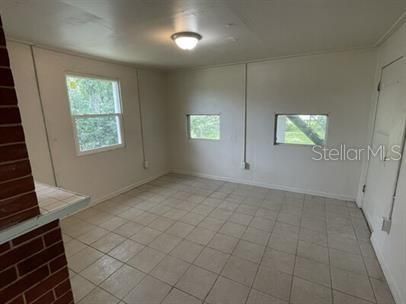 For Rent: $1,100 (3 beds, 1 baths, 1442 Square Feet)