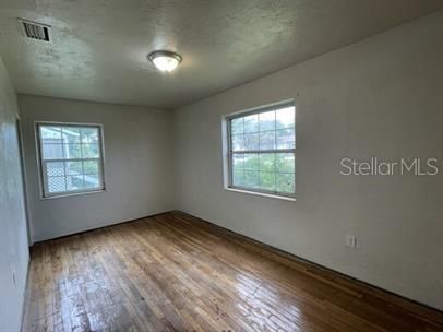 For Rent: $1,100 (3 beds, 1 baths, 1442 Square Feet)