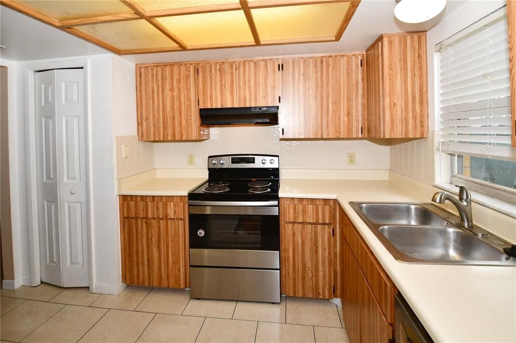 Active With Contract: $2,450 (3 beds, 2 baths, 1627 Square Feet)