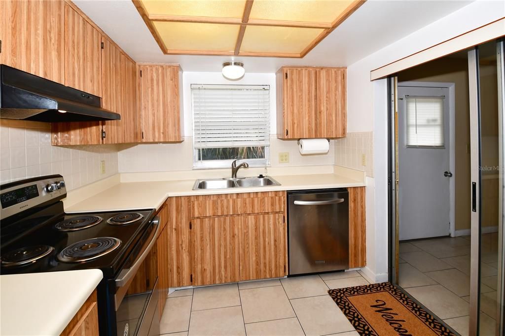 Active With Contract: $2,450 (3 beds, 2 baths, 1627 Square Feet)