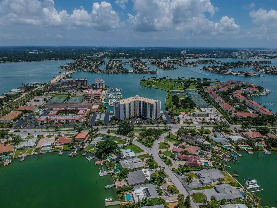 Short commute to downtown St Petersburg and Tropicana Field