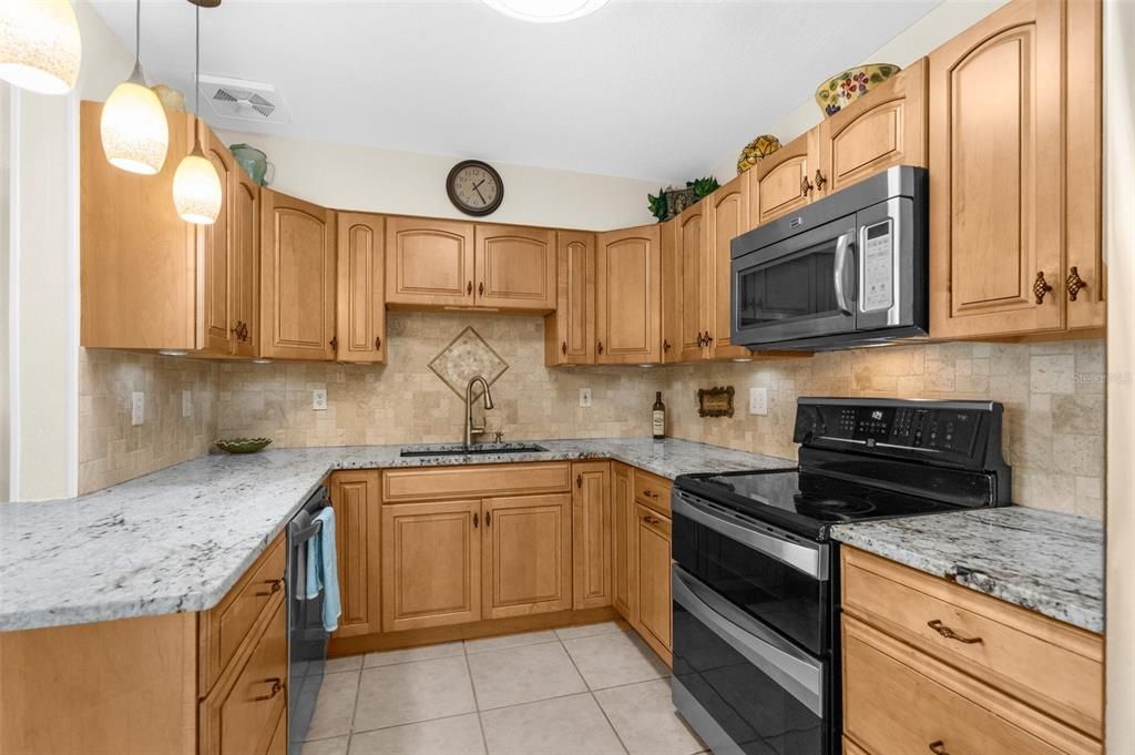 For Sale: $380,000 (2 beds, 1 baths, 876 Square Feet)