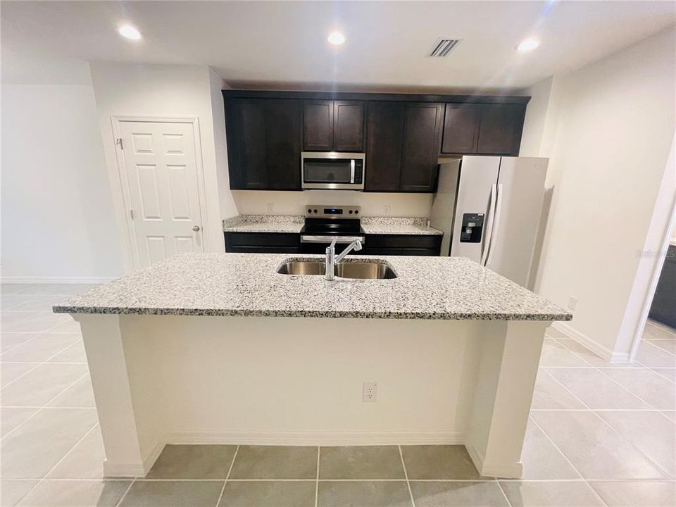 For Rent: $2,099 (4 beds, 2 baths, 2144 Square Feet)