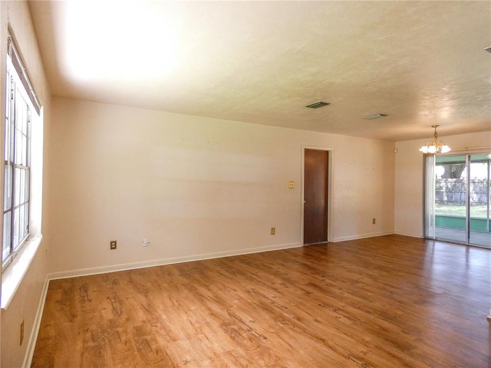 For Sale: $199,900 (3 beds, 2 baths, 1248 Square Feet)