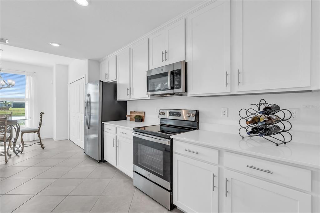 For Sale: $374,900 (2 beds, 2 baths, 1438 Square Feet)