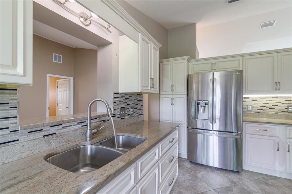 For Sale: $319,500 (2 beds, 2 baths, 1704 Square Feet)