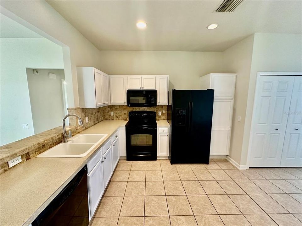 For Rent: $2,300 (3 beds, 2 baths, 1450 Square Feet)