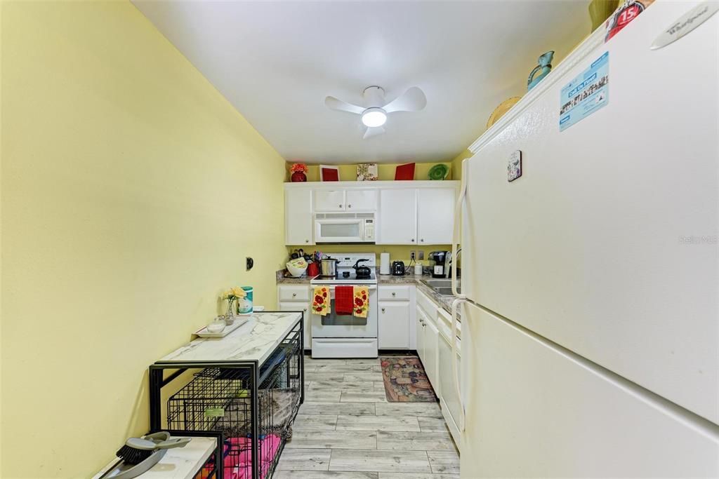 For Sale: $185,000 (2 beds, 2 baths, 842 Square Feet)