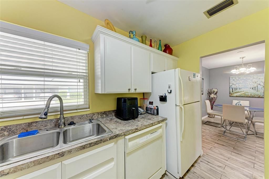 For Sale: $185,000 (2 beds, 2 baths, 842 Square Feet)