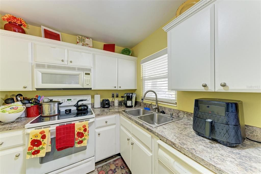 For Sale: $185,000 (2 beds, 2 baths, 842 Square Feet)