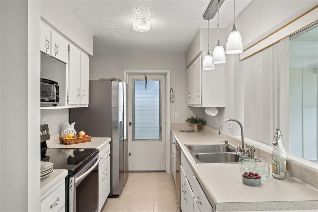 For Sale: $234,900 (2 beds, 2 baths, 952 Square Feet)