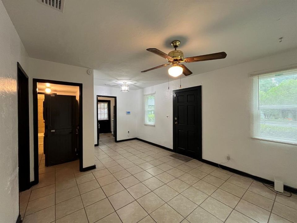 For Sale: $158,000 (2 beds, 1 baths, 672 Square Feet)