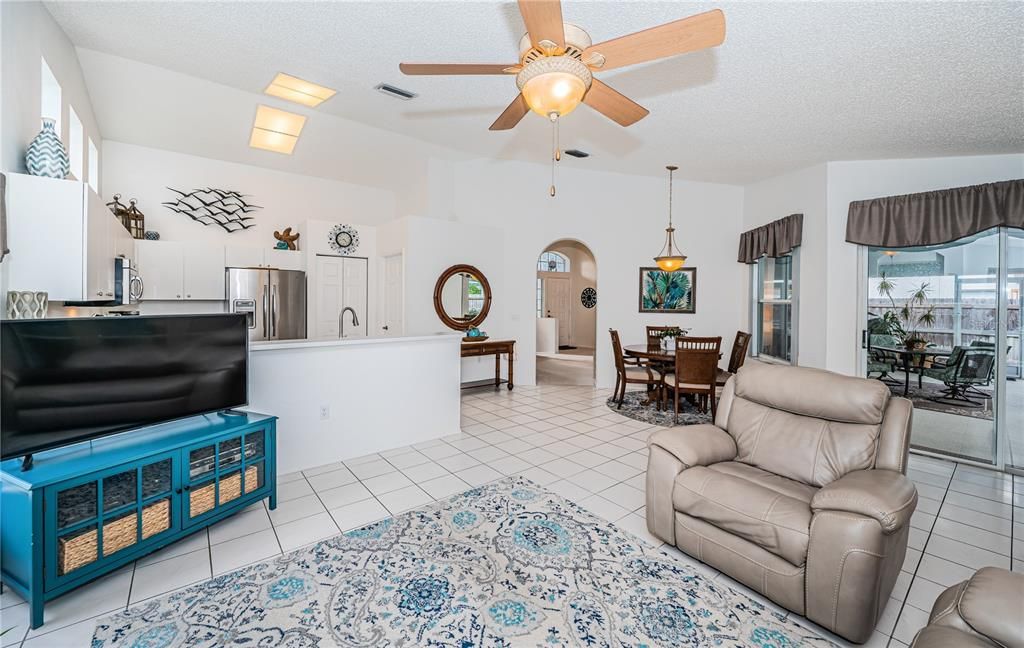 Open family room/kitchen/breakfast area