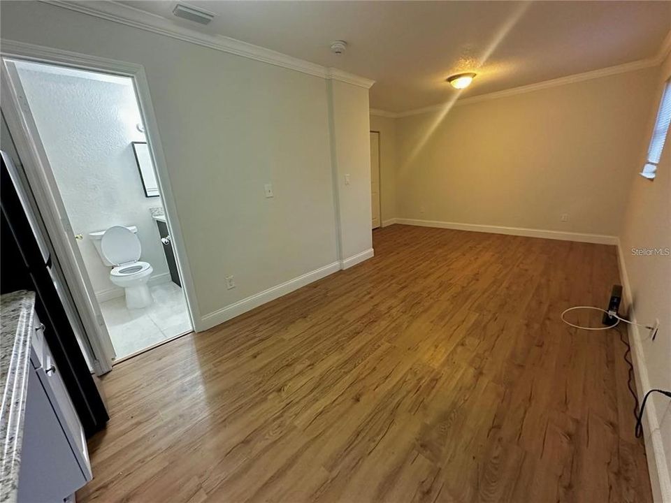 For Rent: $1,150 (1 beds, 1 baths, 235 Square Feet)