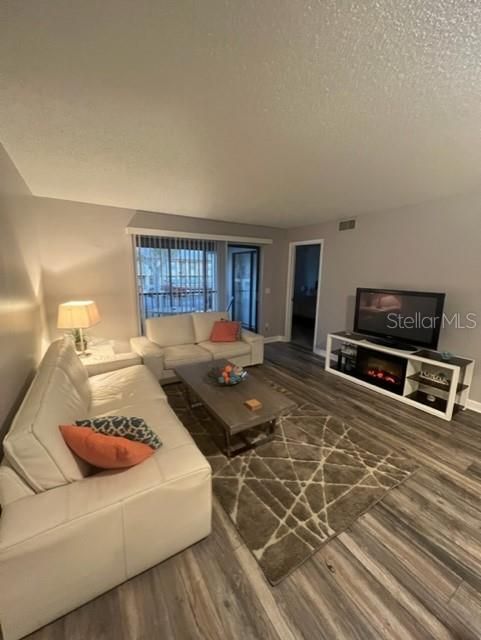 For Sale: $249,900 (2 beds, 2 baths, 993 Square Feet)