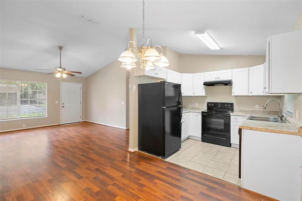 For Sale: $279,900 (3 beds, 2 baths, 1064 Square Feet)