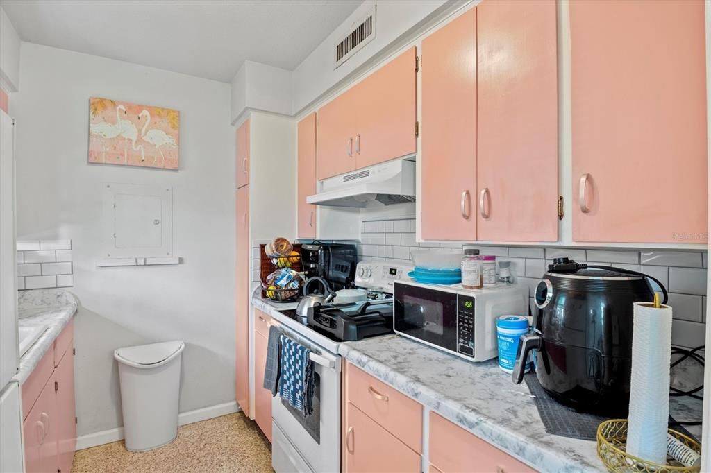 For Rent: $1,700 (1 beds, 1 baths, 696 Square Feet)