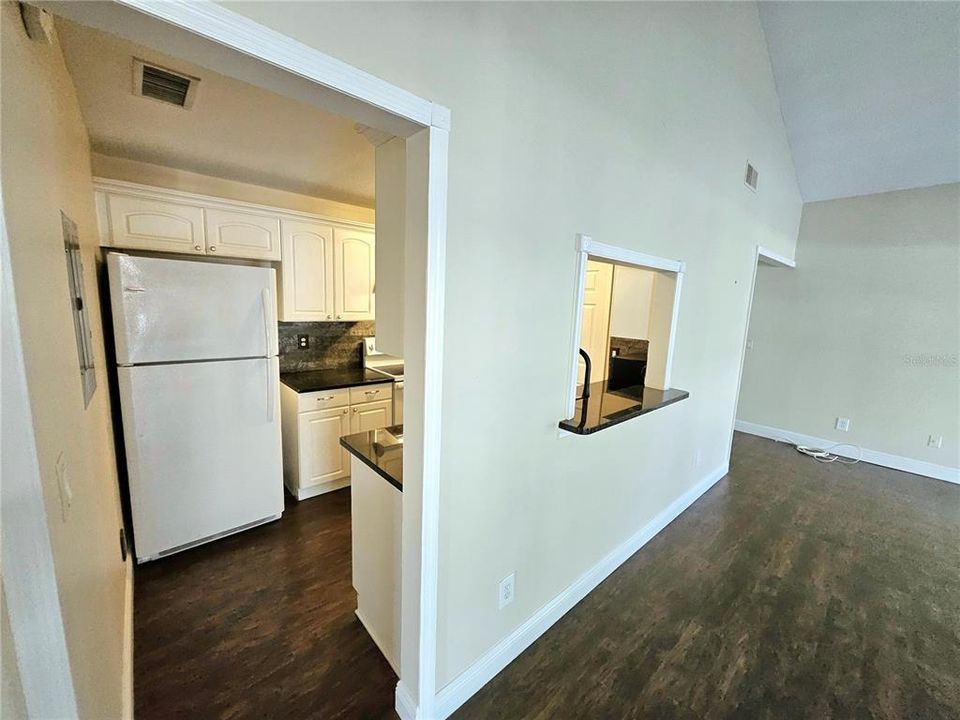 For Rent: $1,950 (2 beds, 1 baths, 872 Square Feet)