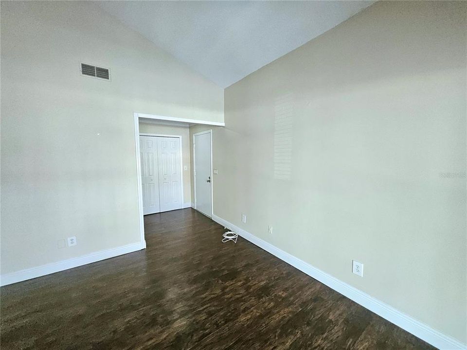 For Rent: $1,950 (2 beds, 1 baths, 872 Square Feet)