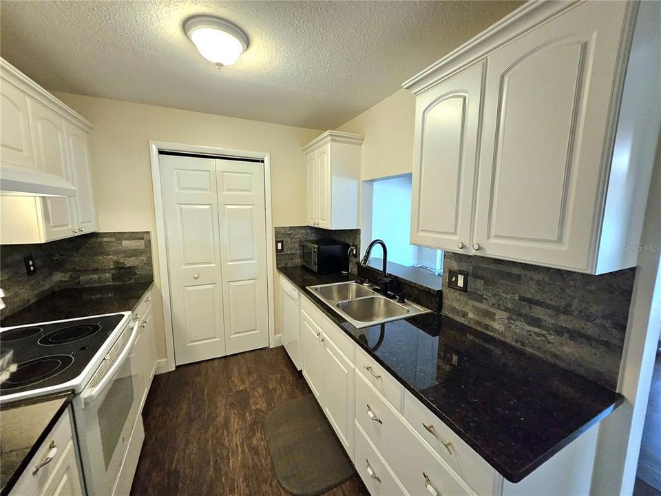 For Rent: $1,950 (2 beds, 1 baths, 872 Square Feet)