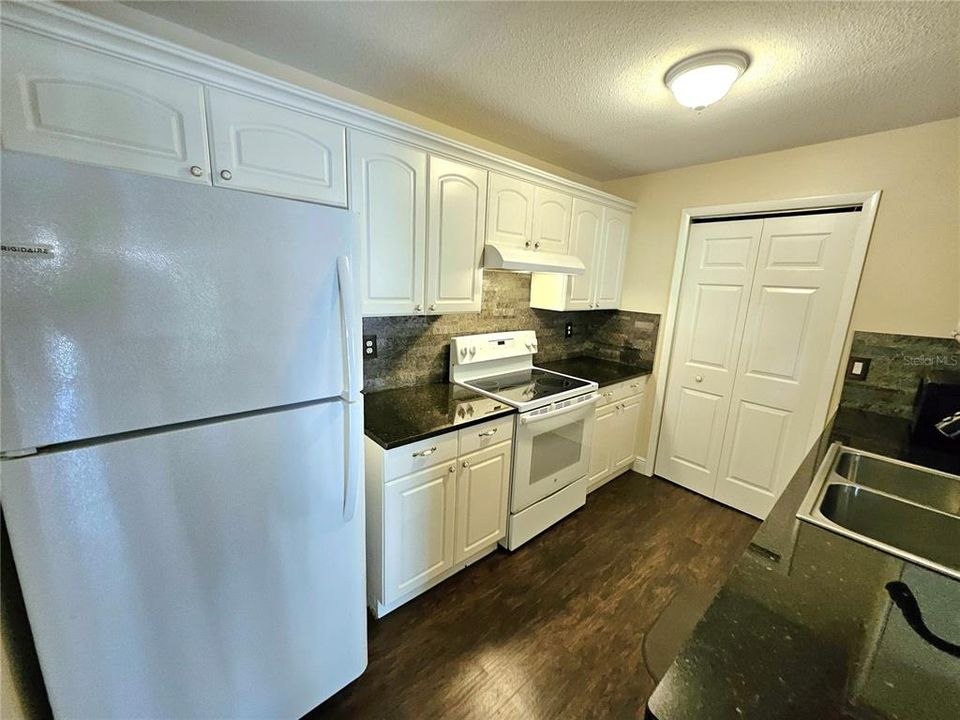 For Rent: $1,950 (2 beds, 1 baths, 872 Square Feet)