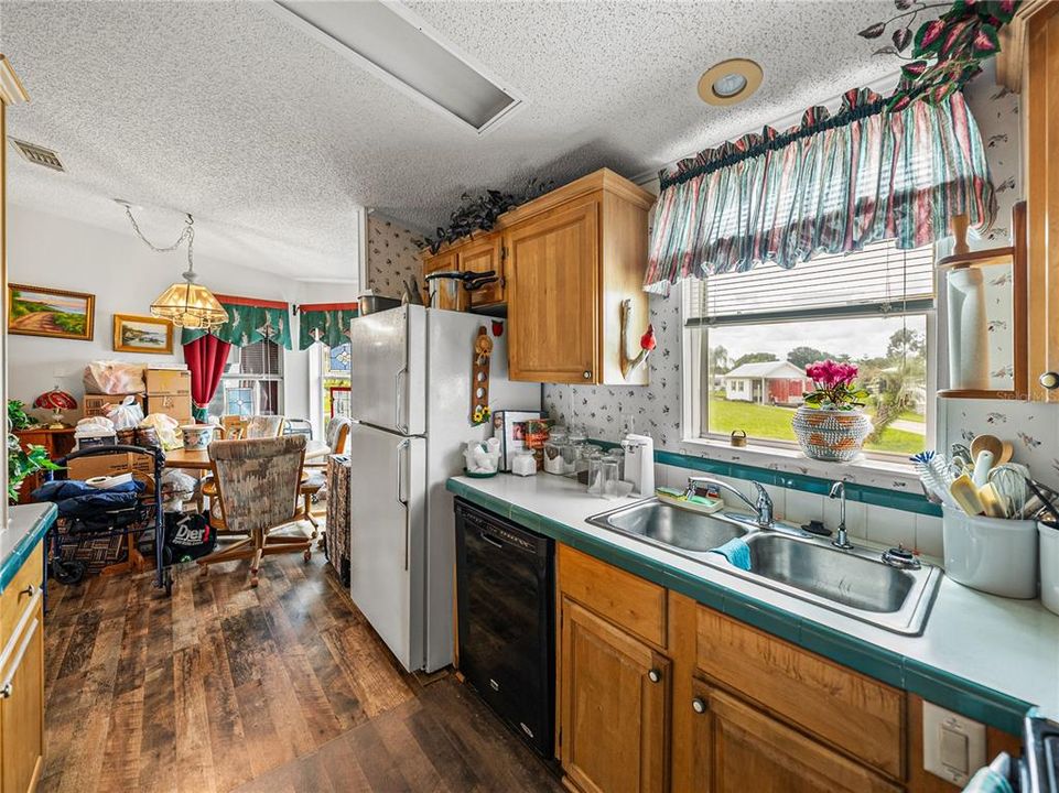 For Sale: $189,900 (2 beds, 2 baths, 1175 Square Feet)