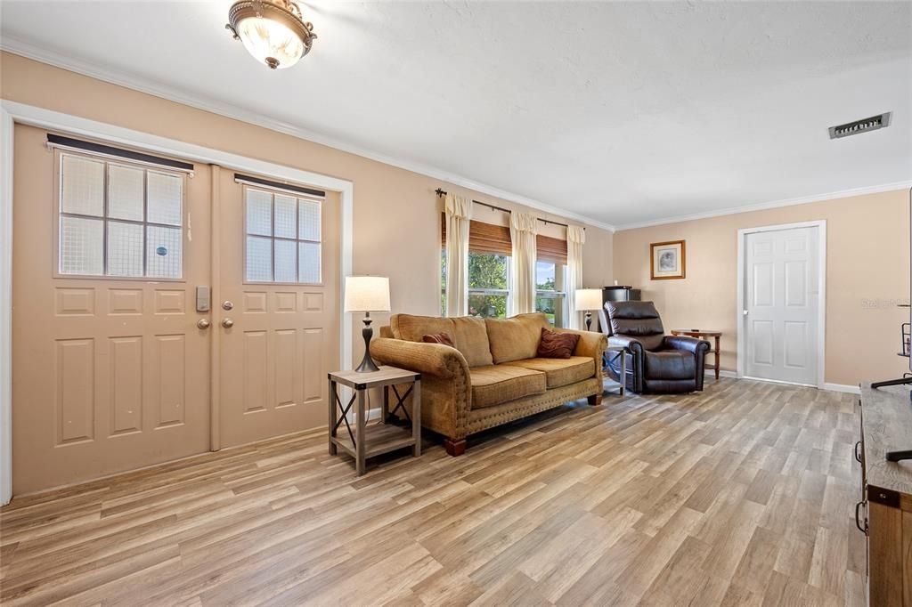 For Sale: $374,900 (3 beds, 2 baths, 1733 Square Feet)