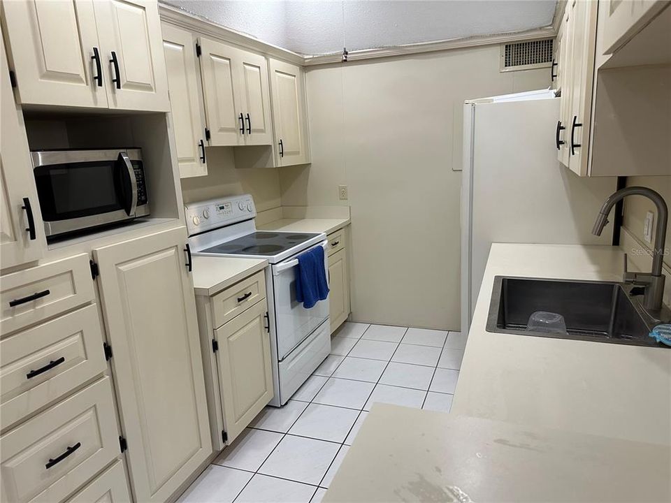 For Rent: $3,200 (2 beds, 1 baths, 1010 Square Feet)