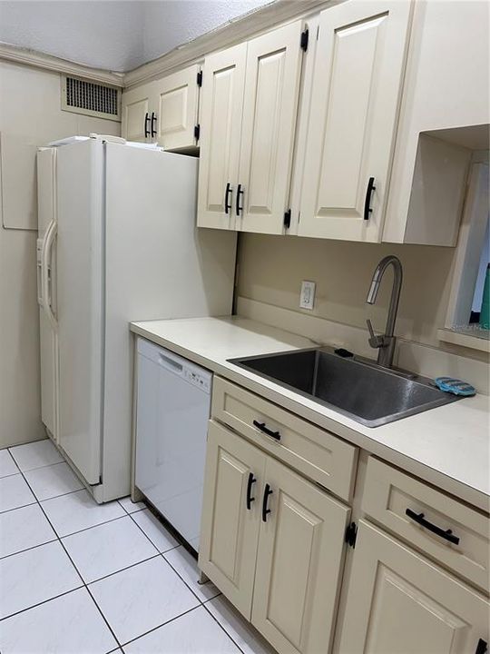 For Rent: $3,200 (2 beds, 1 baths, 1010 Square Feet)