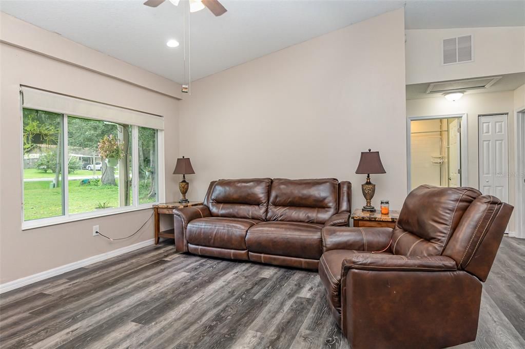 For Sale: $249,900 (3 beds, 2 baths, 1320 Square Feet)