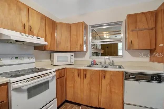 For Sale: $175,000 (3 beds, 2 baths, 1959 Square Feet)