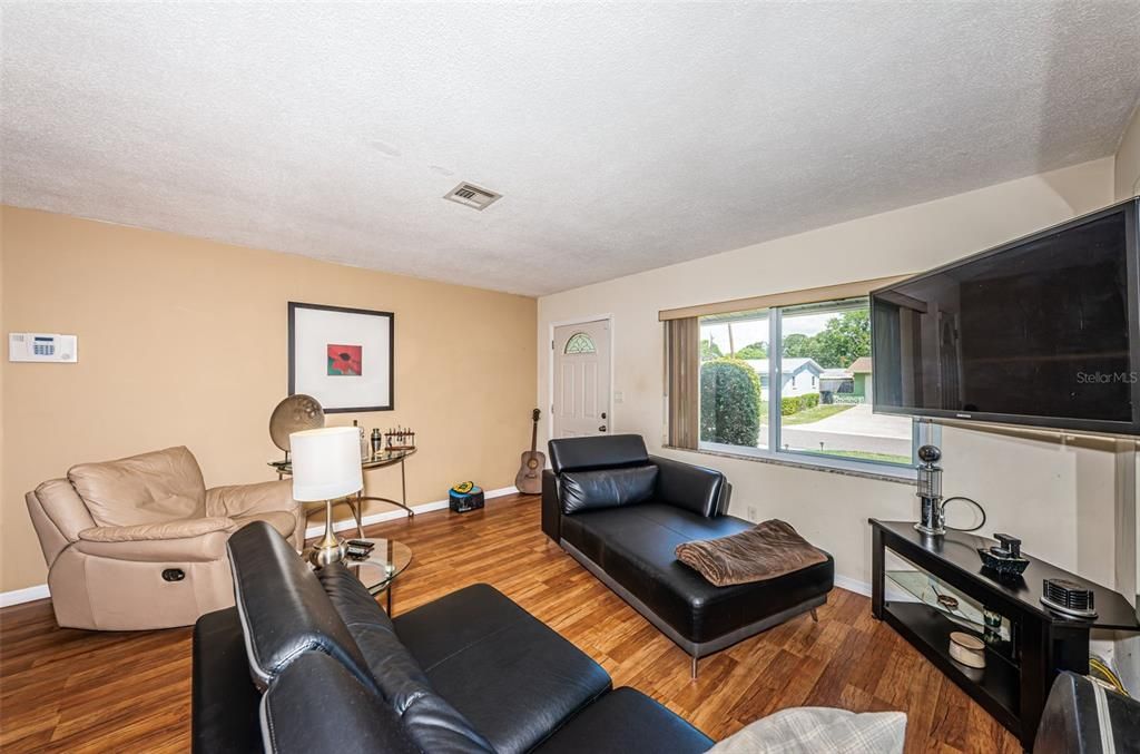 For Sale: $349,900 (3 beds, 2 baths, 1066 Square Feet)