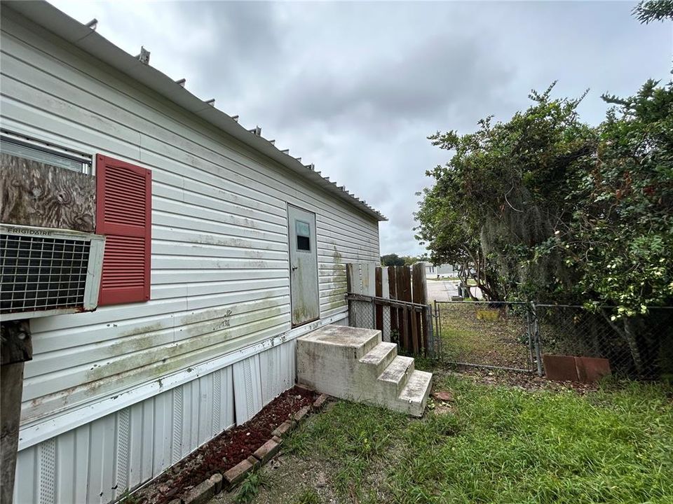 For Sale: $74,900 (2 beds, 2 baths, 720 Square Feet)