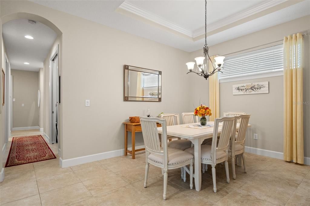 Dining room with tray ceiling & crown mold