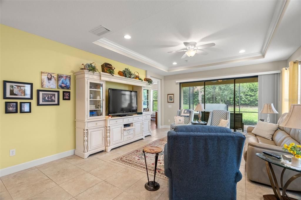 Tray ceiling with crown molding